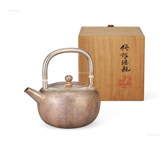 四世蔵六 纯银霞锤目桃花摘壶（共箱） by Hata Zoroku IV on artnet